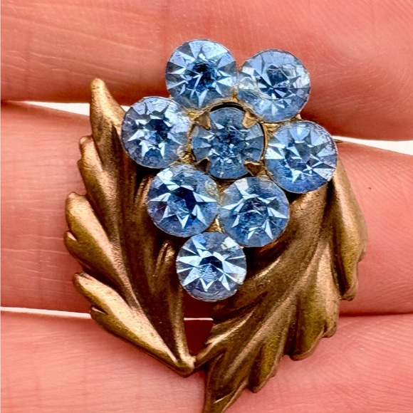 Vintage 1930s Blue Paste Rhinestone Gold Tone Floral Brooch - Picture 2 of 4